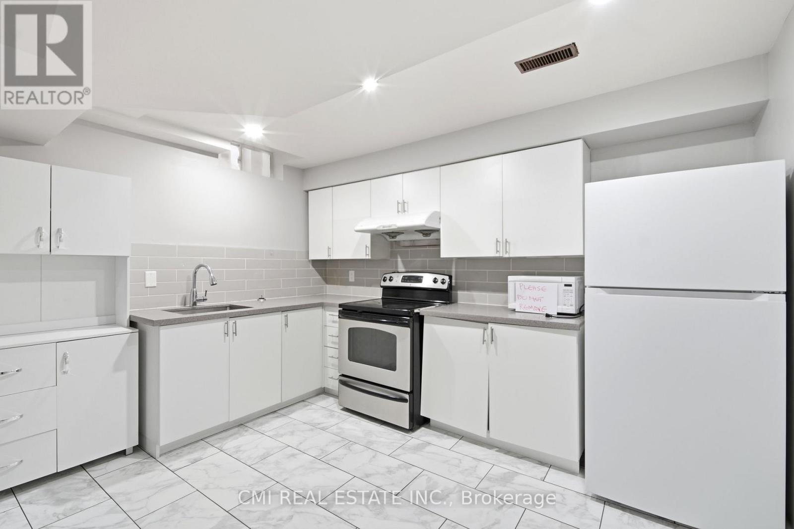 3 Forest Point Drive, Toronto, Ontario  M6M 5E8 - Photo 32 - W12959522