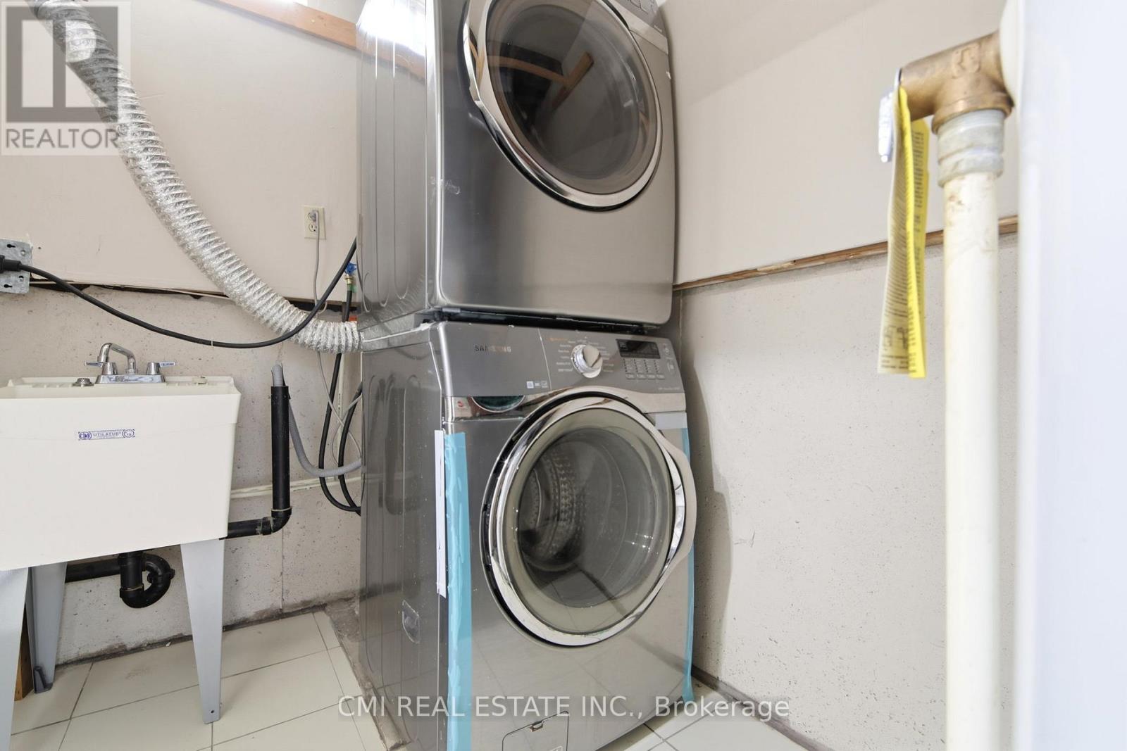 3 Forest Point Drive, Toronto, Ontario  M6M 5E8 - Photo 34 - W12959522