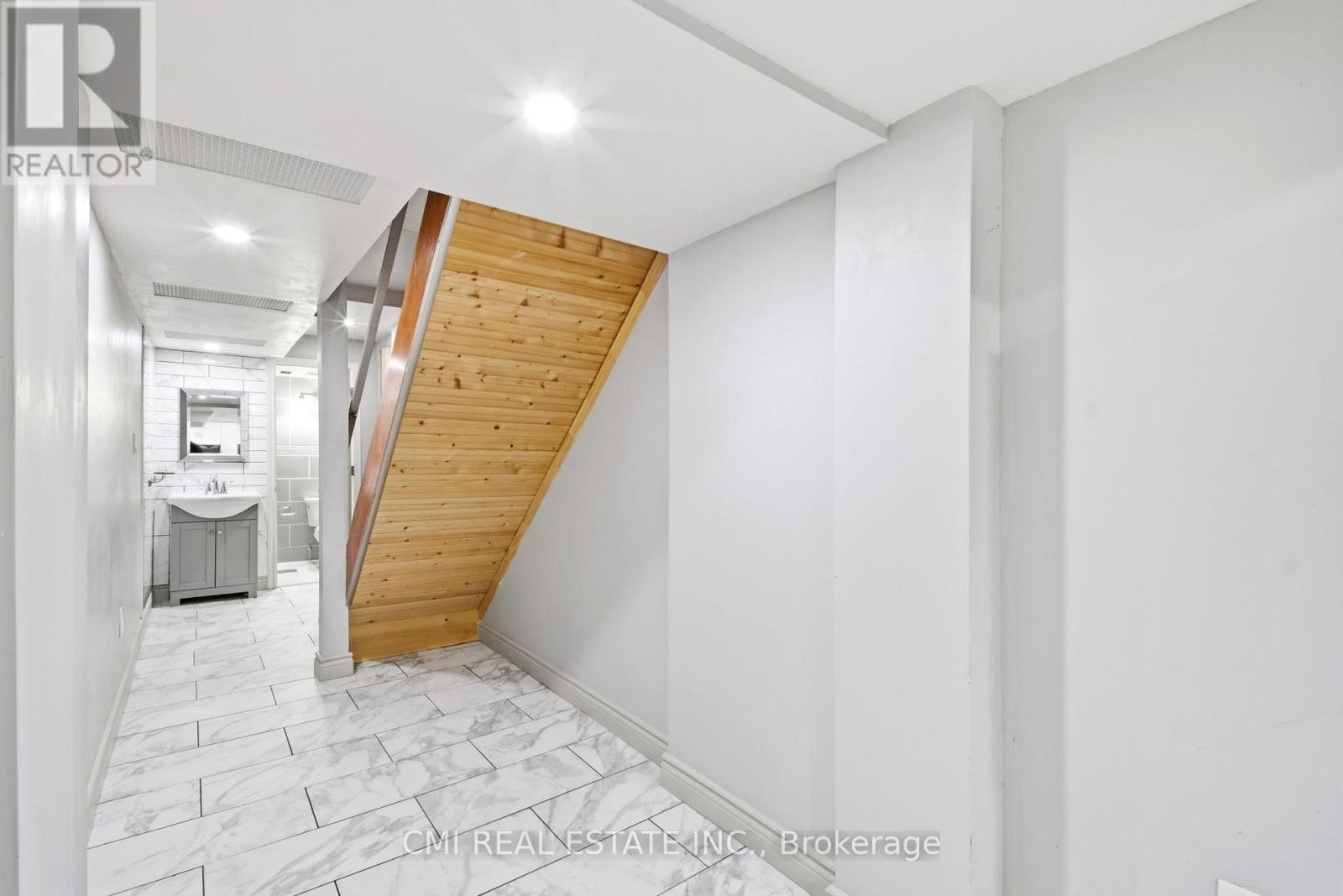 3 Forest Point Drive, Toronto, Ontario  M6M 5E8 - Photo 35 - W12959522