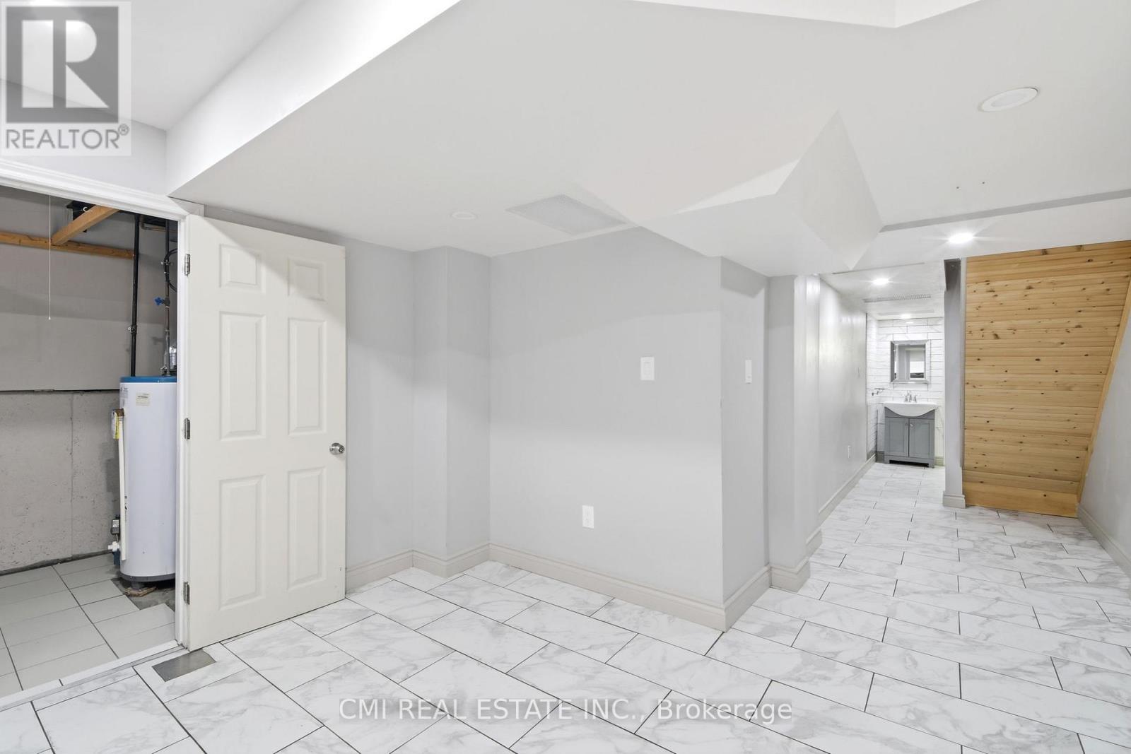 3 Forest Point Drive, Toronto, Ontario  M6M 5E8 - Photo 36 - W12959522