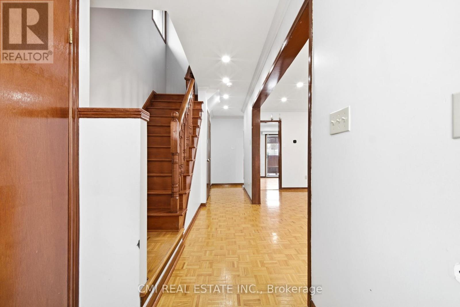 3 Forest Point Drive, Toronto, Ontario  M6M 5E8 - Photo 37 - W12959522