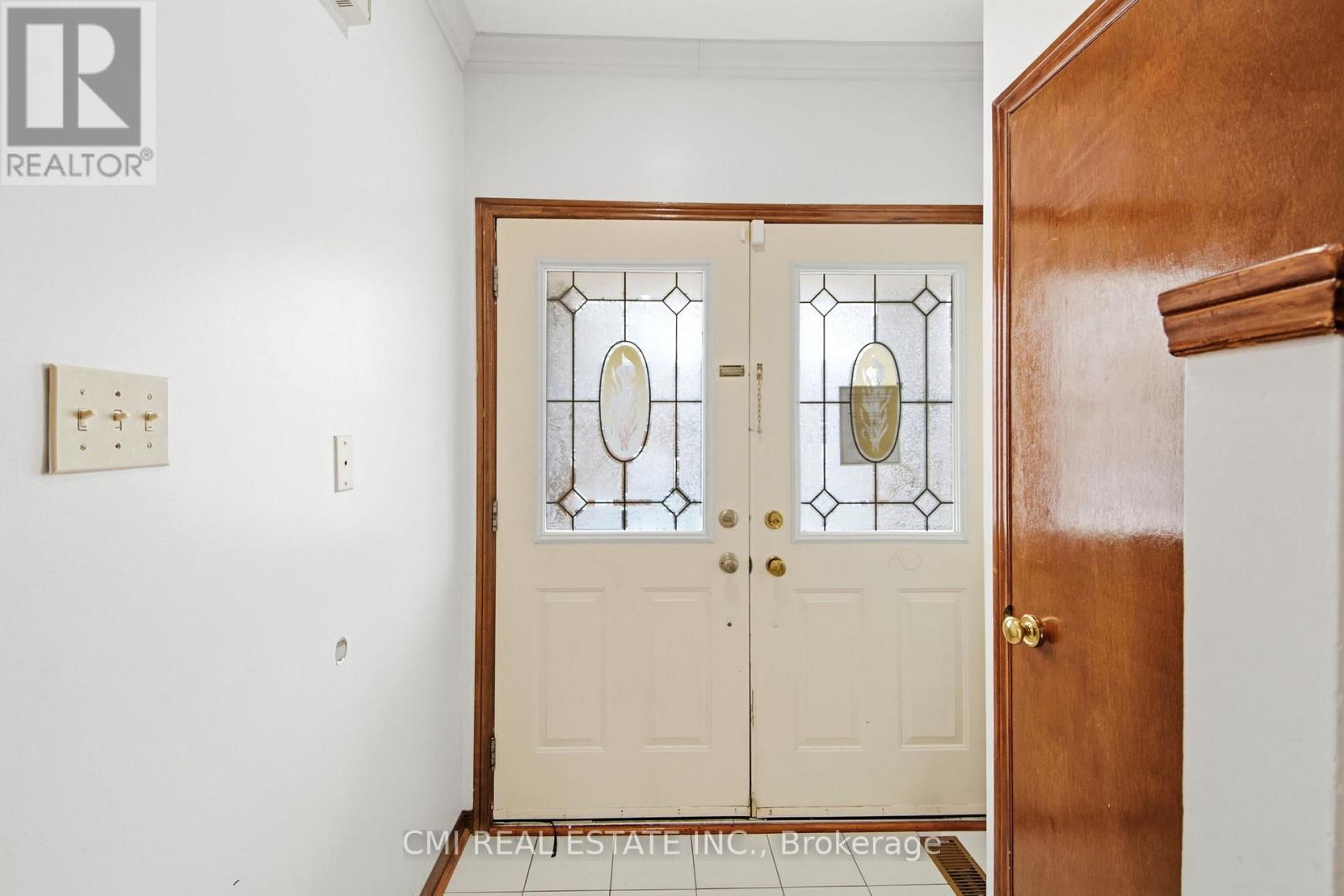 3 Forest Point Drive, Toronto, Ontario  M6M 5E8 - Photo 4 - W12959522