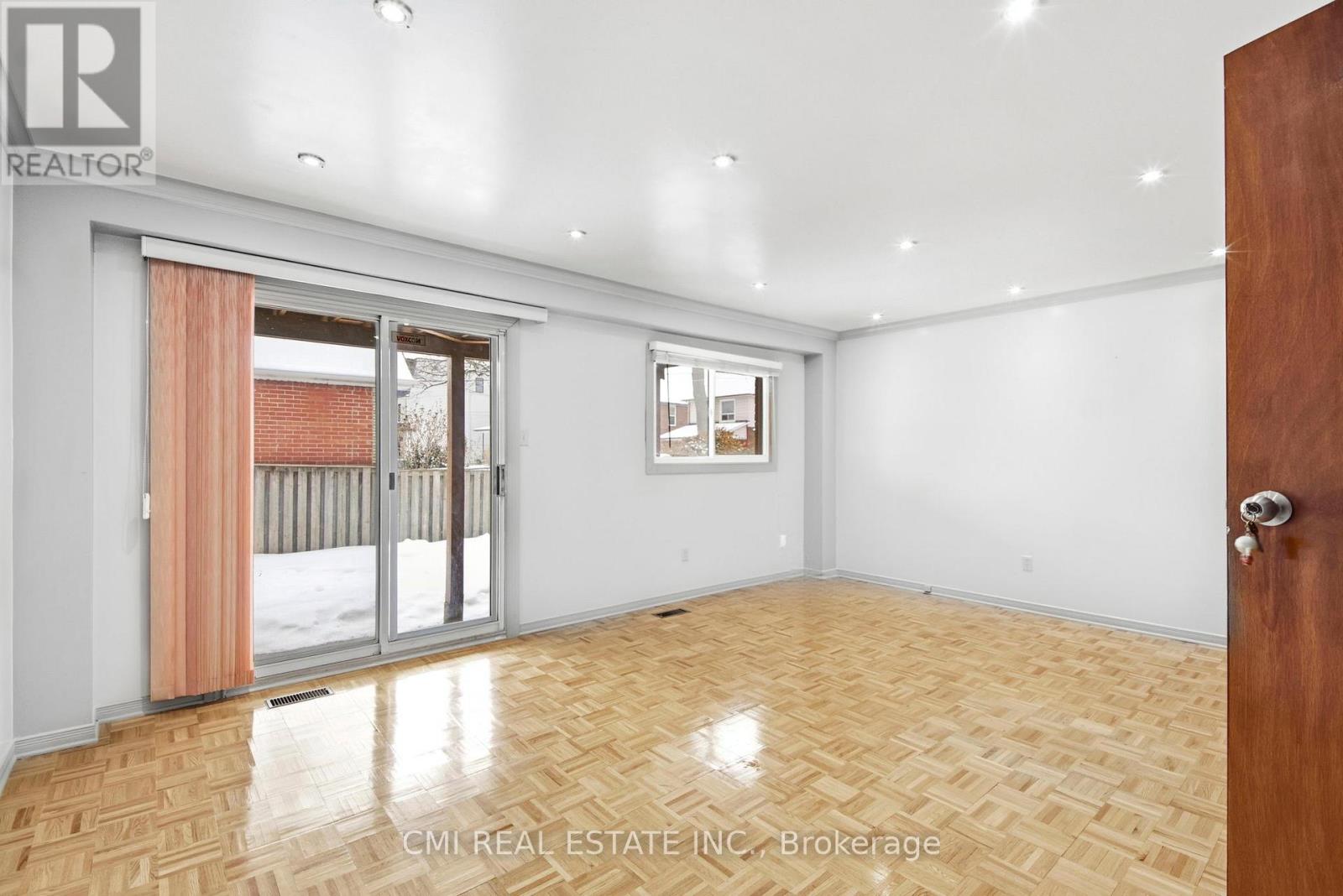 3 Forest Point Drive, Toronto, Ontario  M6M 5E8 - Photo 5 - W12959522