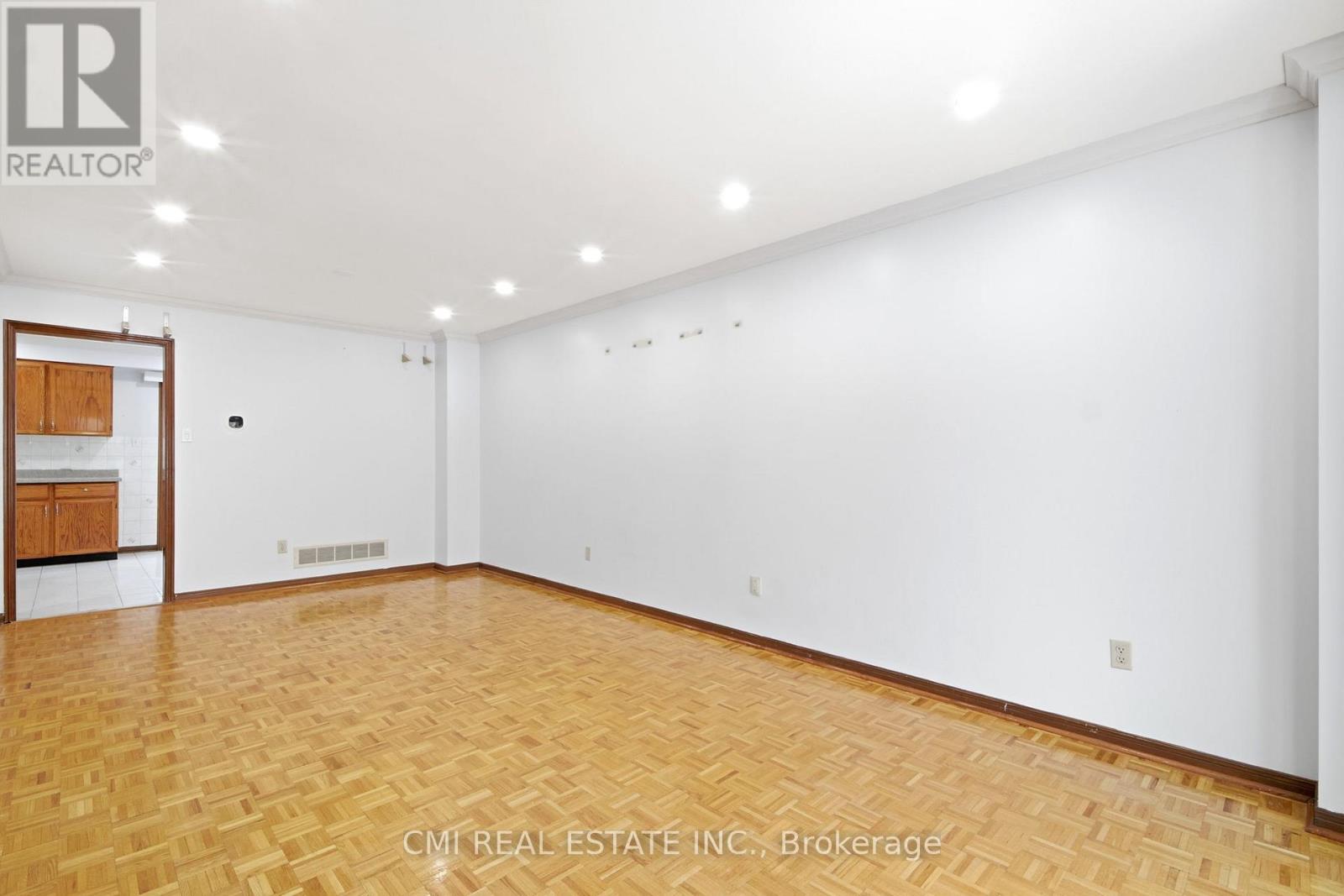 3 Forest Point Drive, Toronto, Ontario  M6M 5E8 - Photo 7 - W12959522