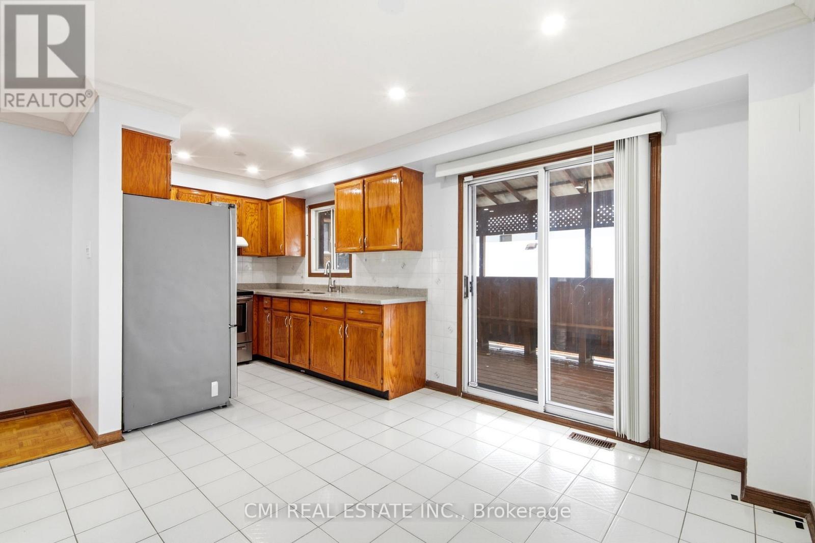 3 Forest Point Drive, Toronto, Ontario  M6M 5E8 - Photo 8 - W12959522