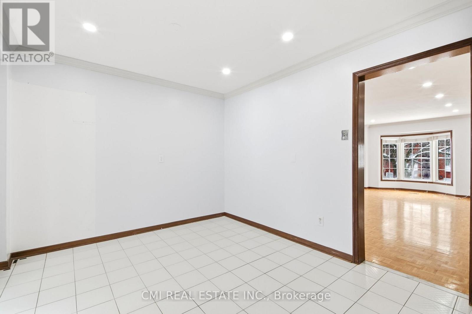 3 Forest Point Drive, Toronto, Ontario  M6M 5E8 - Photo 9 - W12959522