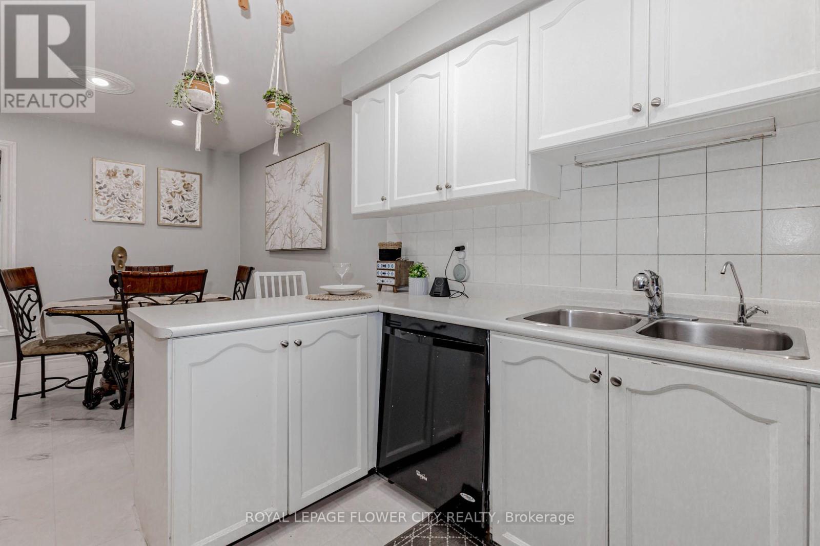 194 Pressed Brick Drive, Brampton, Ontario  L6V 4K7 - Photo 19 - W12959536