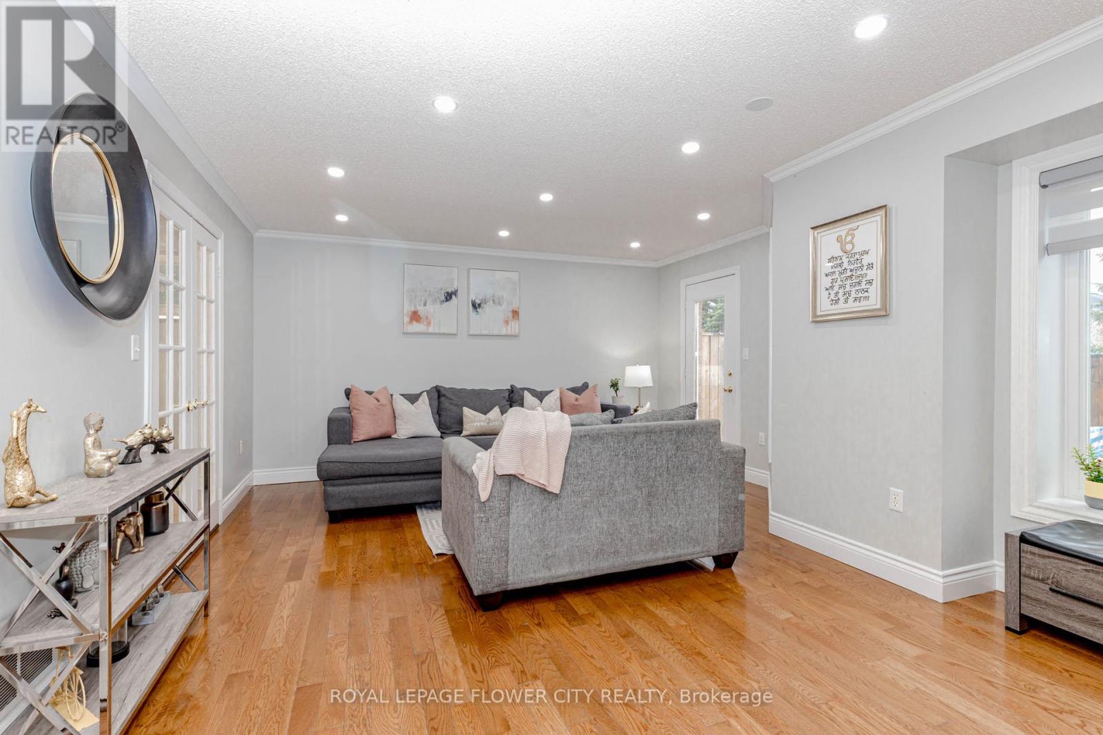 194 Pressed Brick Drive, Brampton, Ontario  L6V 4K7 - Photo 8 - W12959536