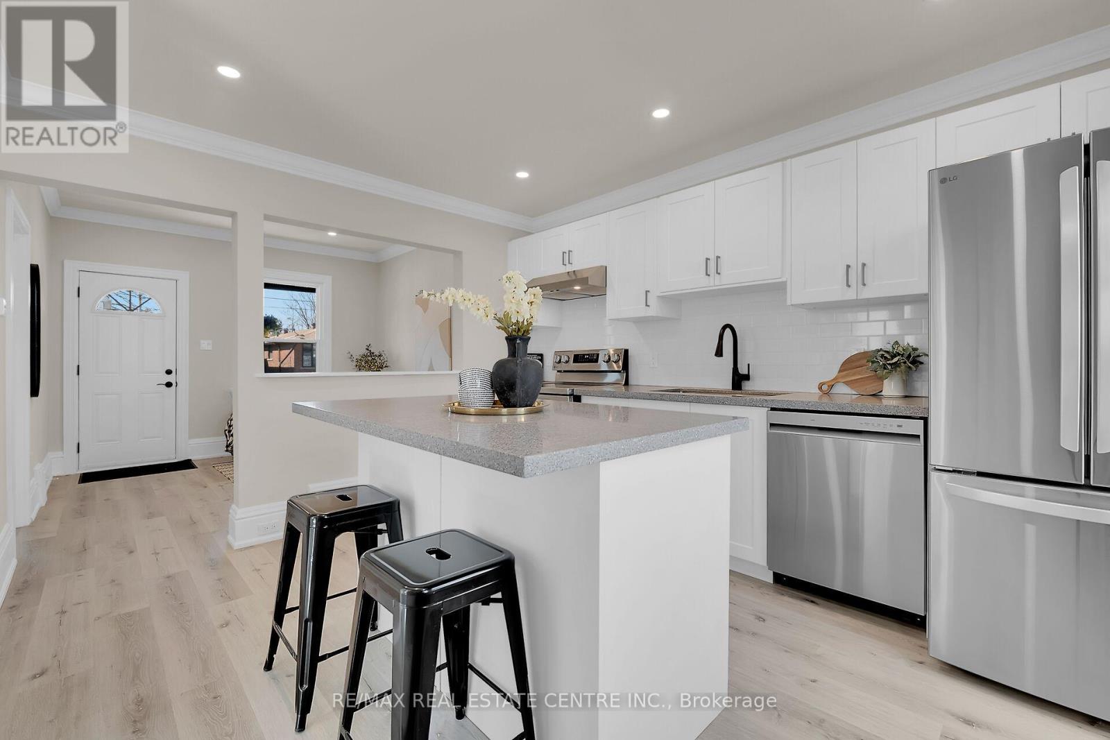 70 Robins Avenue, Hamilton, Ontario  L8H 4N4 - Photo 4 - X12959334