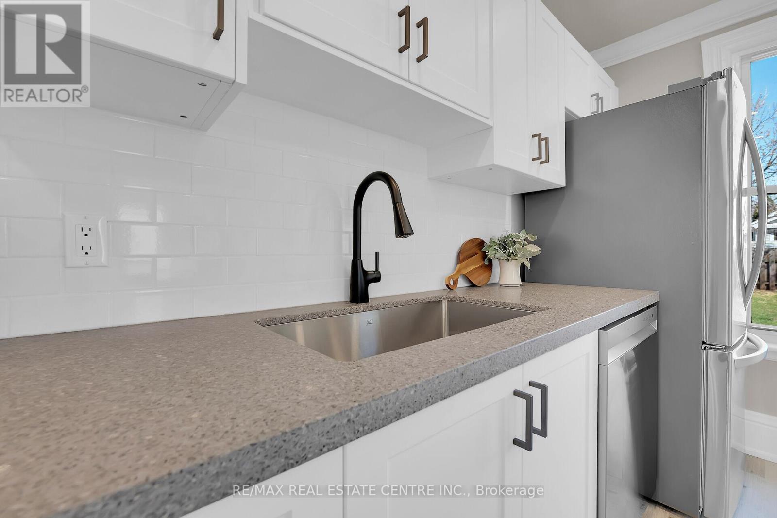 70 Robins Avenue, Hamilton, Ontario  L8H 4N4 - Photo 6 - X12959334