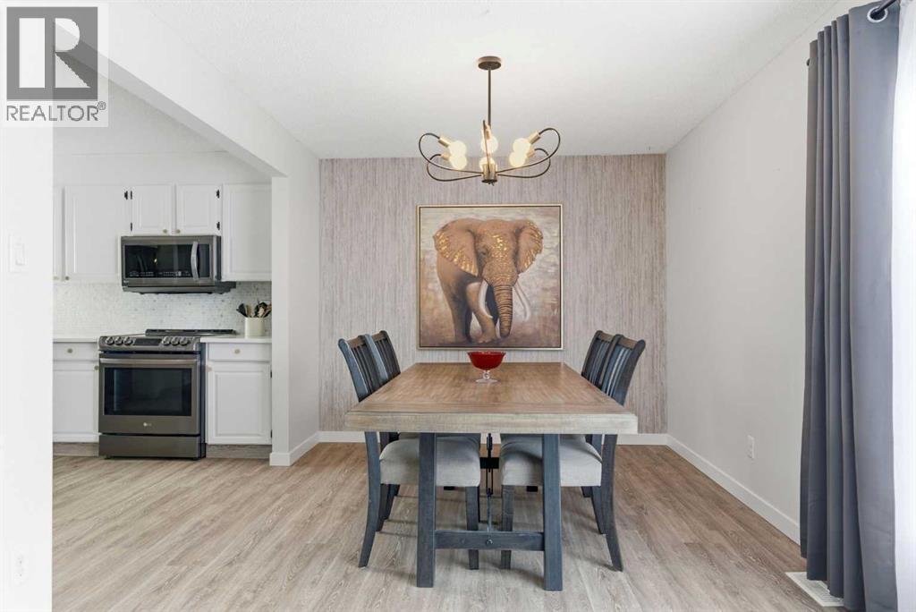 7 Woodmont Rise SW, Calgary, Alberta  T2W 4L4 - Photo 8 - A2298701