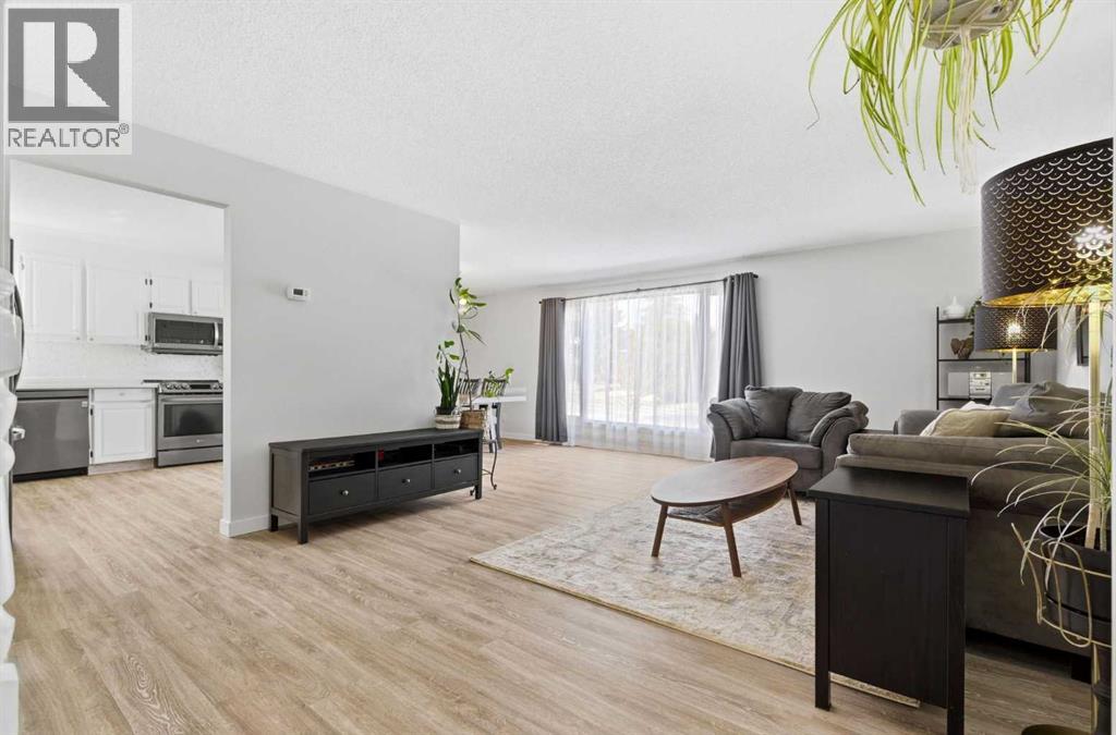 7 Woodmont Rise SW, Calgary, Alberta  T2W 4L4 - Photo 3 - A2298701