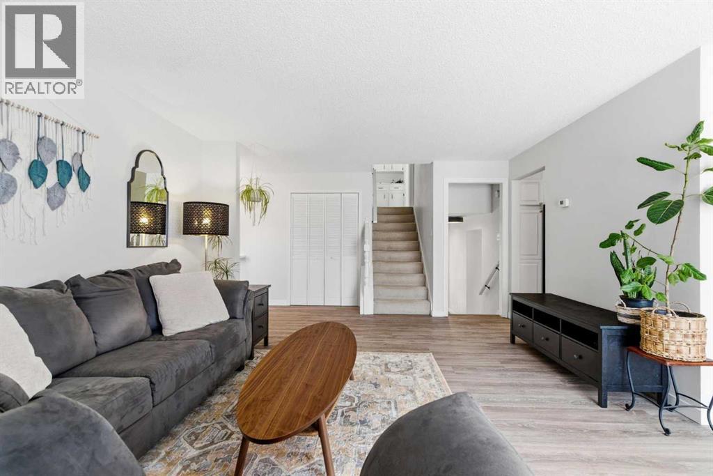 7 Woodmont Rise SW, Calgary, Alberta  T2W 4L4 - Photo 6 - A2298701