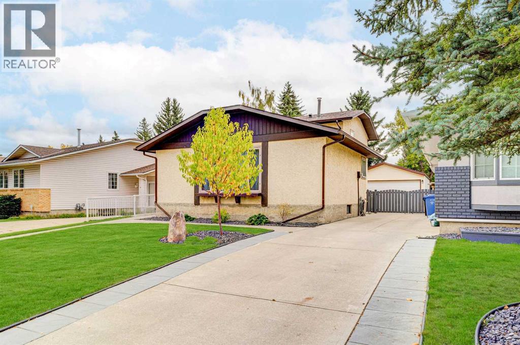 7 Woodmont Rise SW, Calgary, Alberta  T2W 4L4 - Photo 2 - A2298701