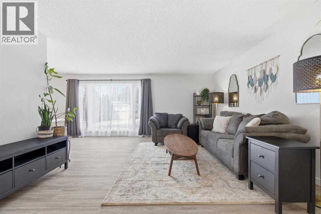 7 Woodmont Rise SW, Calgary, Alberta  T2W 4L4 - Photo 4 - A2298701