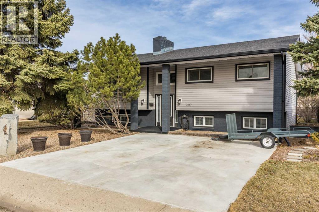 2167 10 Avenue Ne, Medicine Hat, Alberta  T1C 1L6 - Photo 1 - A2295269