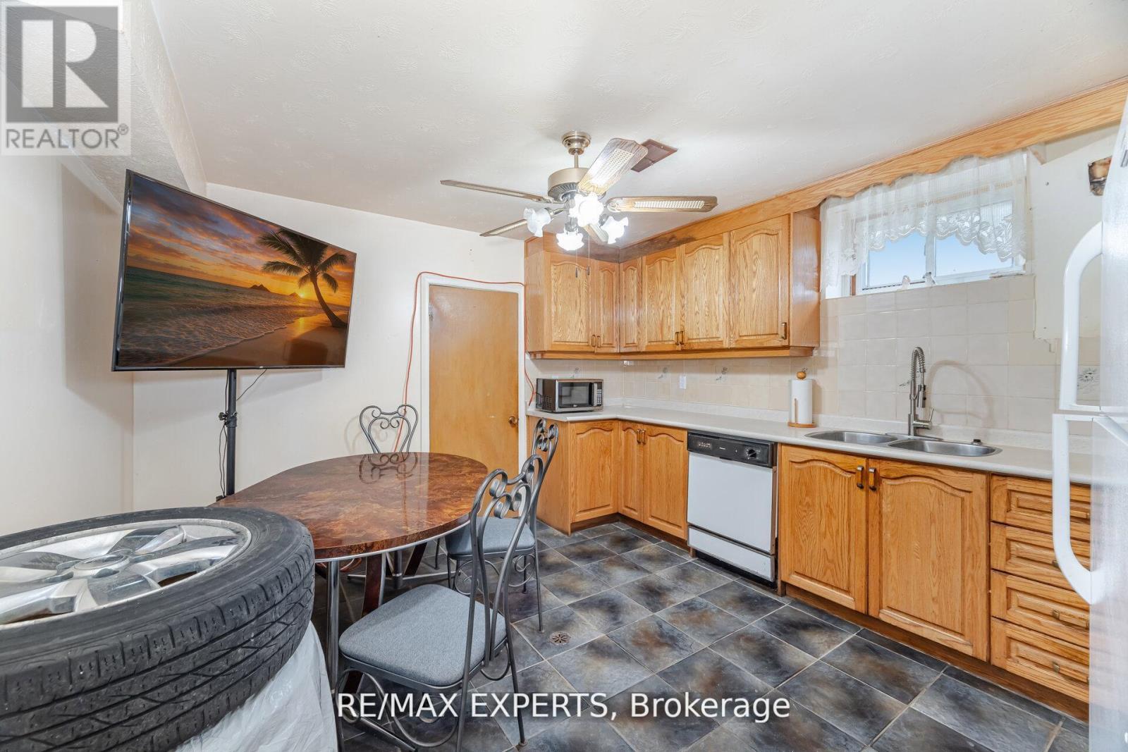 42 Cowley Avenue, Toronto, Ontario  M8B 2E3 - Photo 37 - W12826346