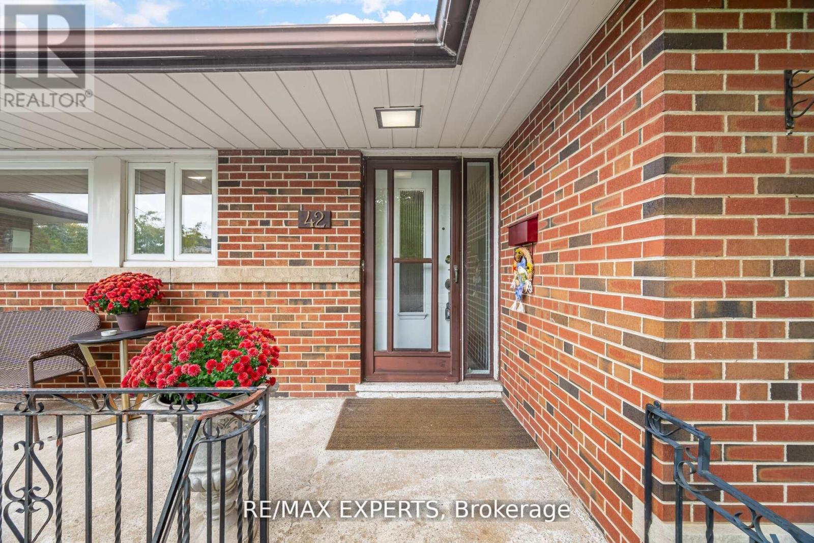 42 Cowley Avenue, Toronto, Ontario  M8B 2E3 - Photo 5 - W12826346