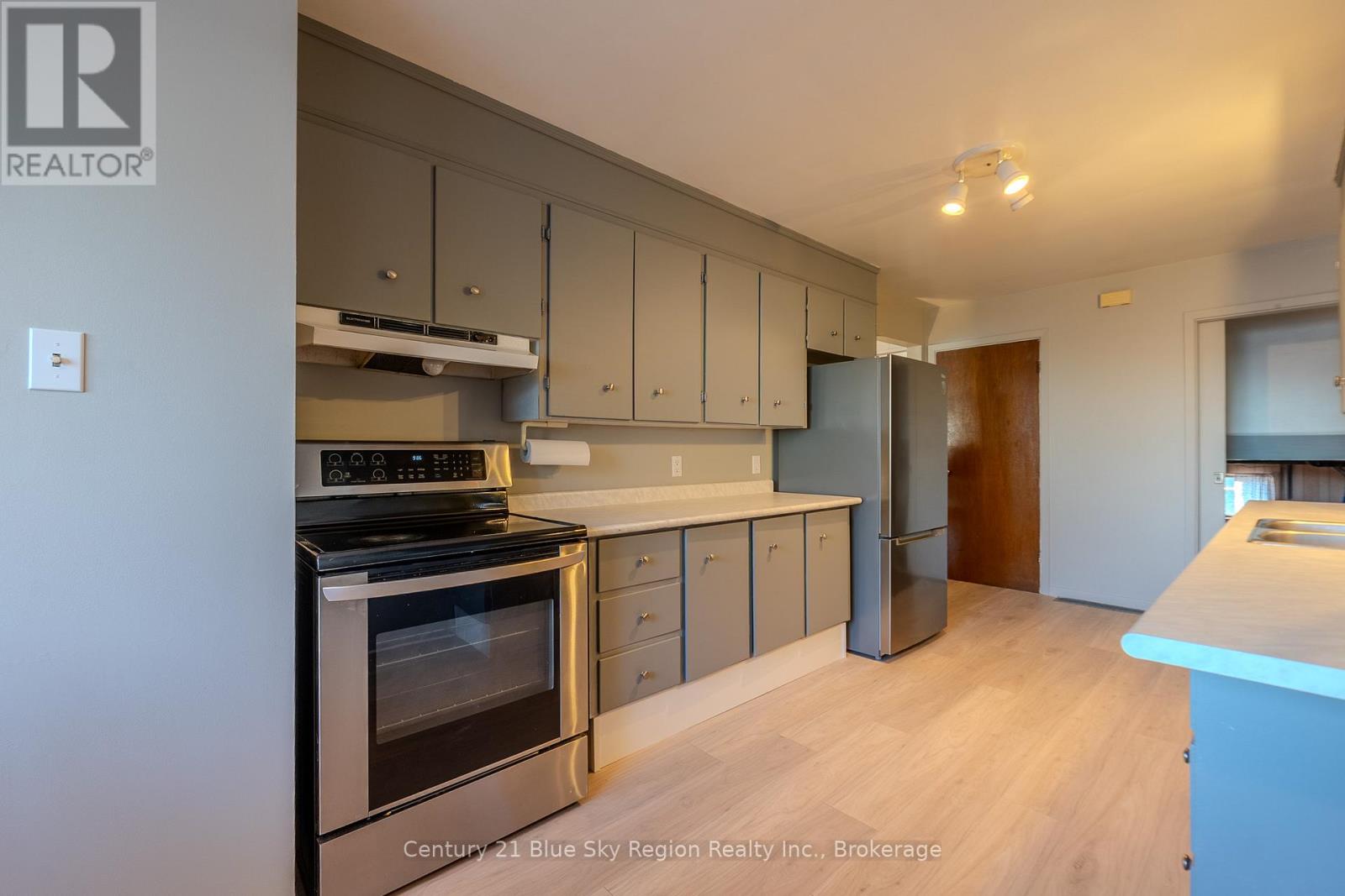 994 Premier Road, North Bay, Ontario  P1A 2H8 - Photo 11 - X12959626