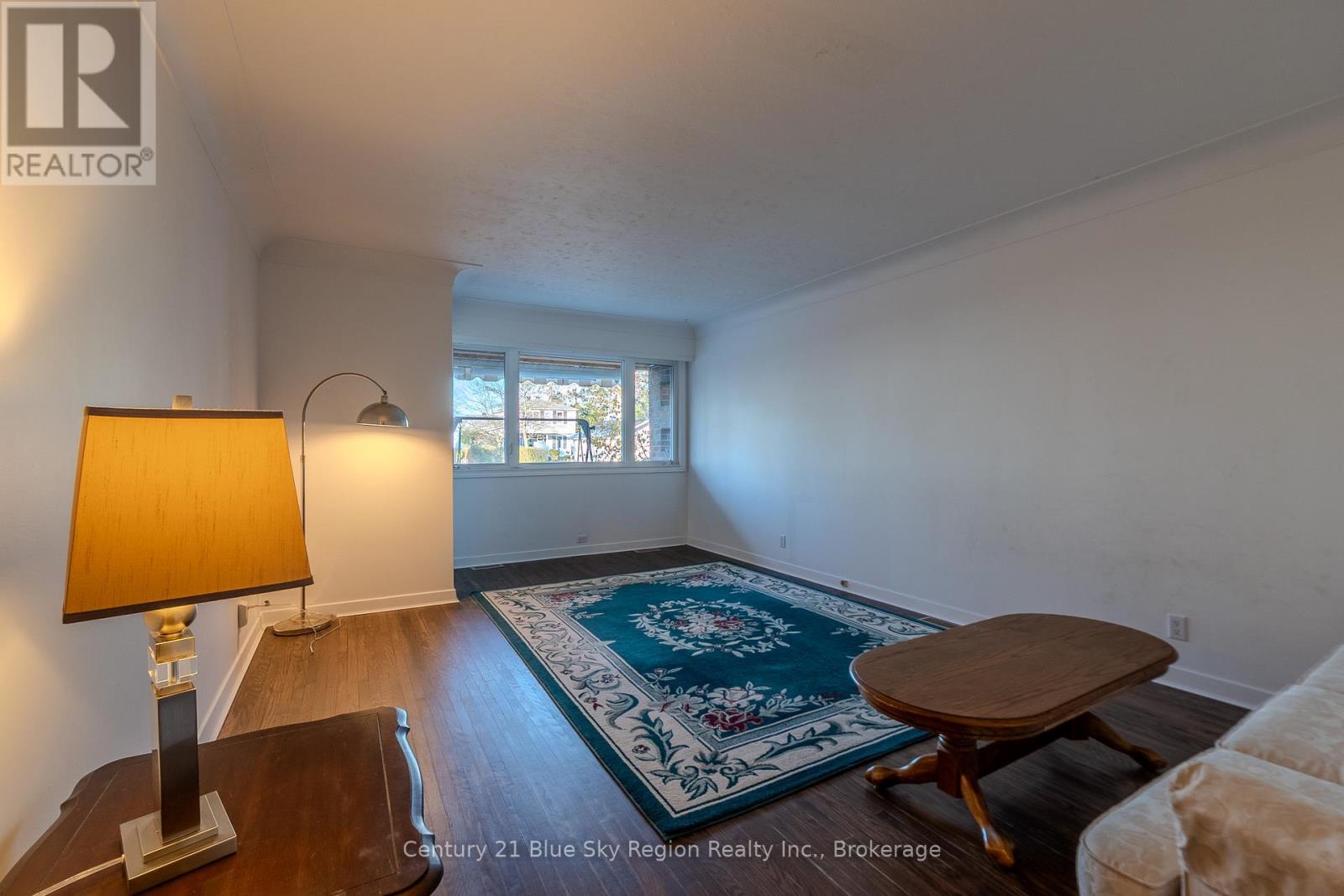 994 Premier Road, North Bay, Ontario  P1A 2H8 - Photo 4 - X12959626