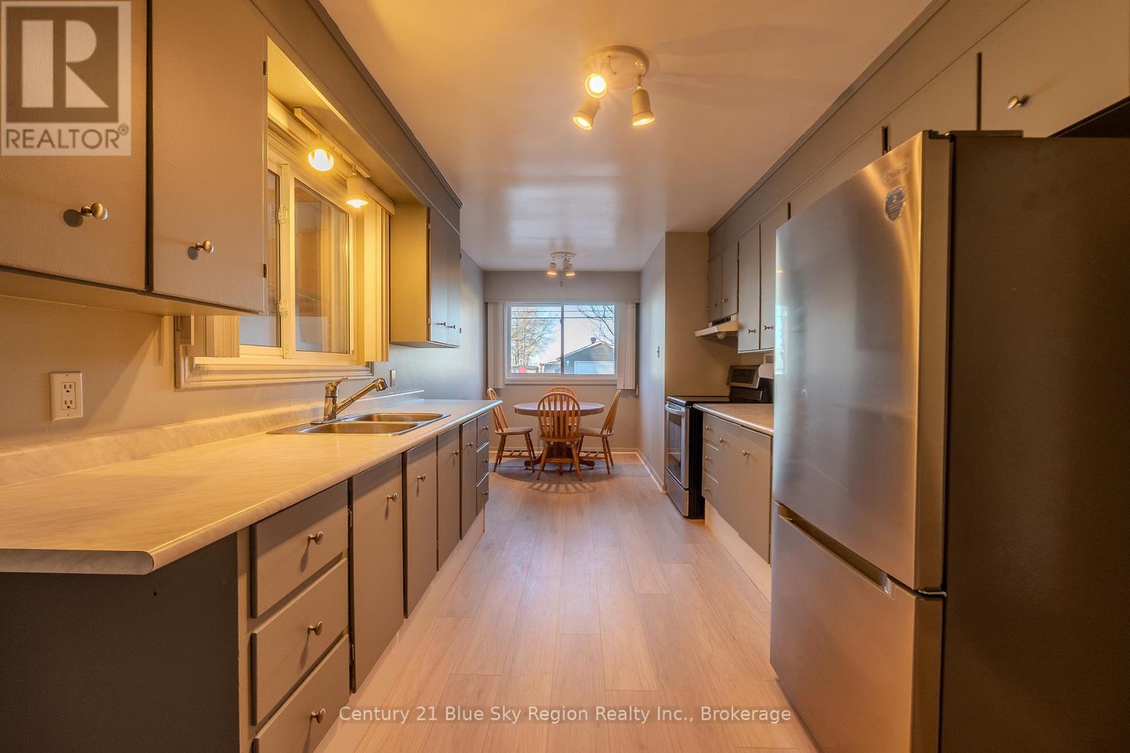 994 Premier Road, North Bay, Ontario  P1A 2H8 - Photo 9 - X12959626