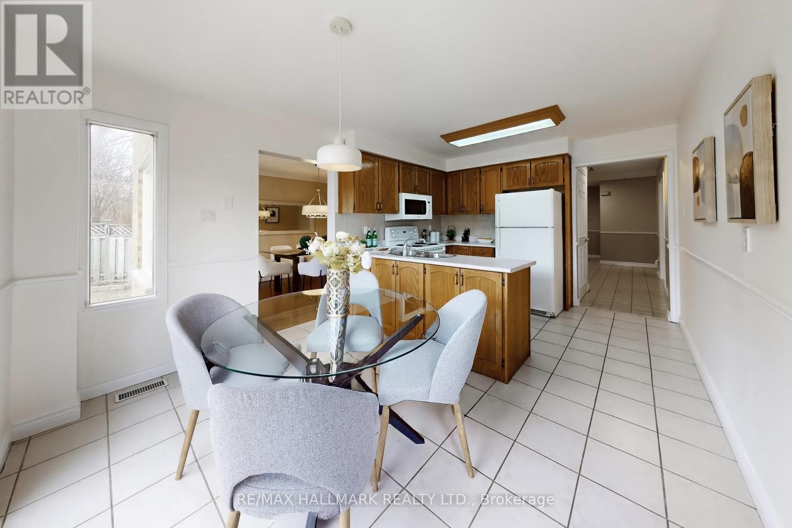 69 Dunbarton Court, Richmond Hill, Ontario  L4C 8E9 - Photo 18 - N12951676