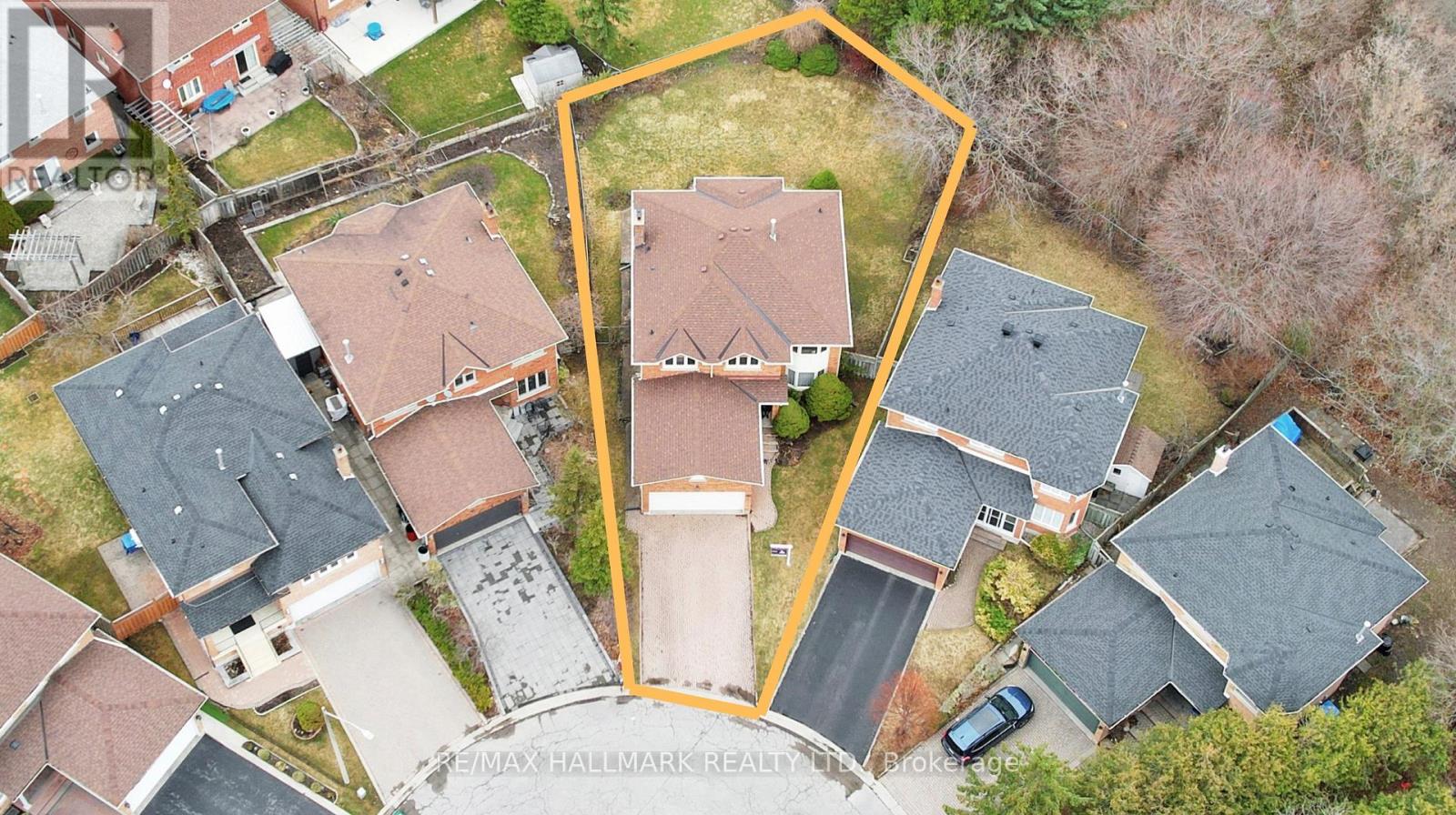 69 Dunbarton Court, Richmond Hill, Ontario  L4C 8E9 - Photo 3 - N12951676