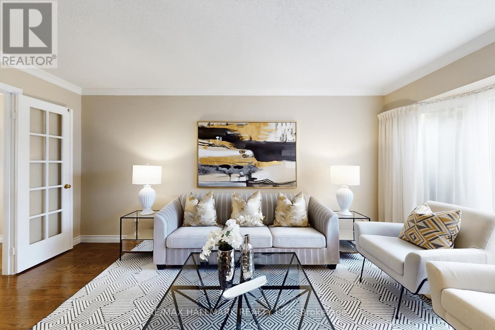 69 Dunbarton Court, Richmond Hill, Ontario  L4C 8E9 - Photo 4 - N12951676