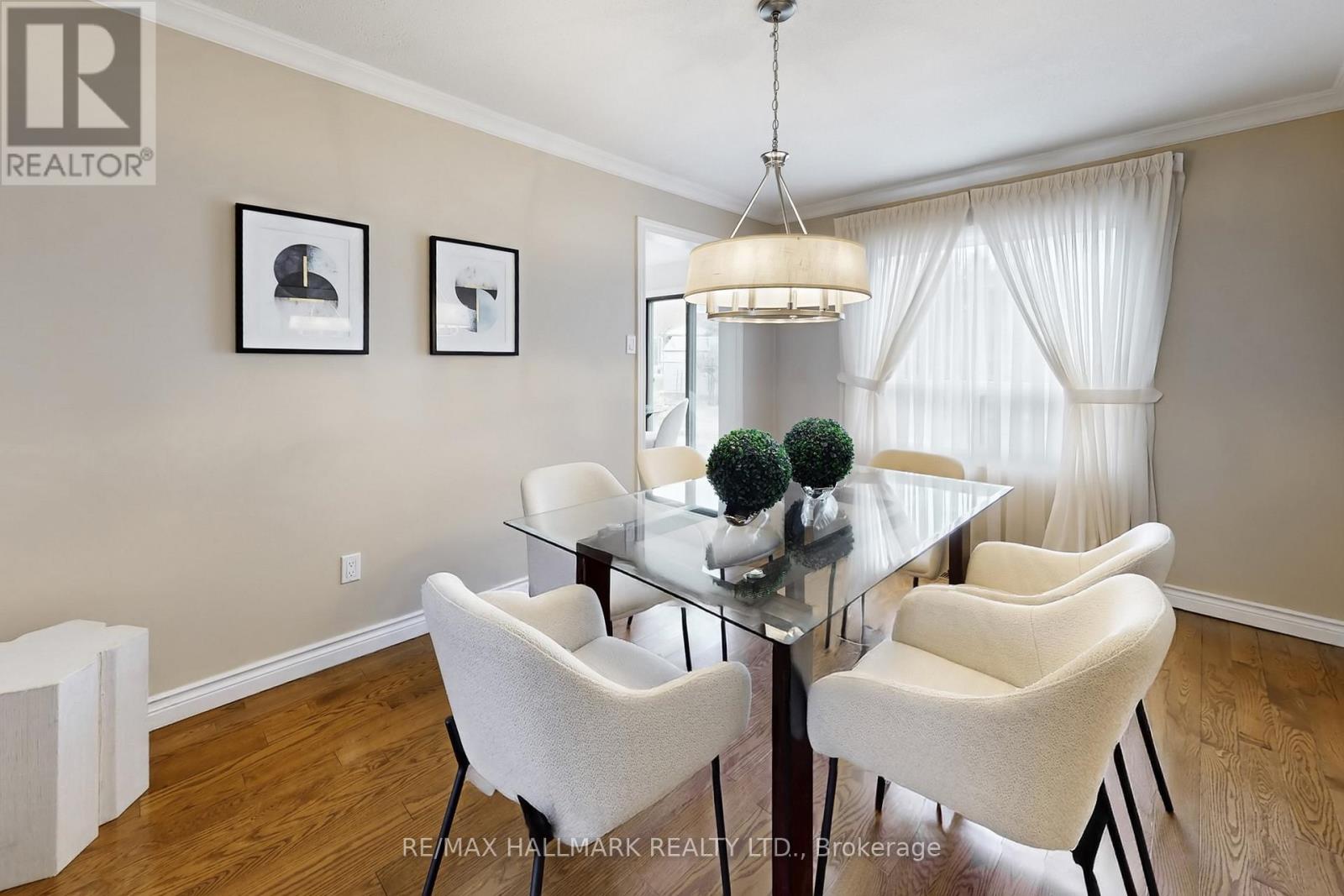 69 Dunbarton Court, Richmond Hill, Ontario  L4C 8E9 - Photo 9 - N12951676