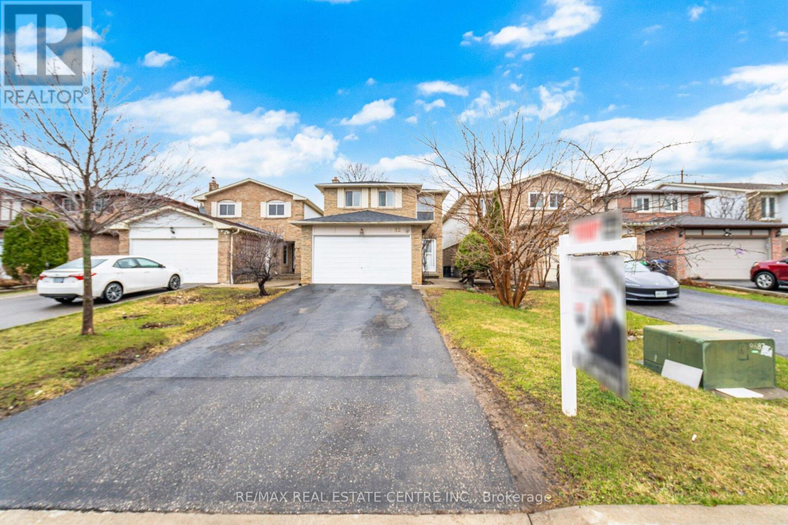 32 Dafoe Crescent, Brampton, Ontario  L6Y 2L2 - Photo 2 - W12959586