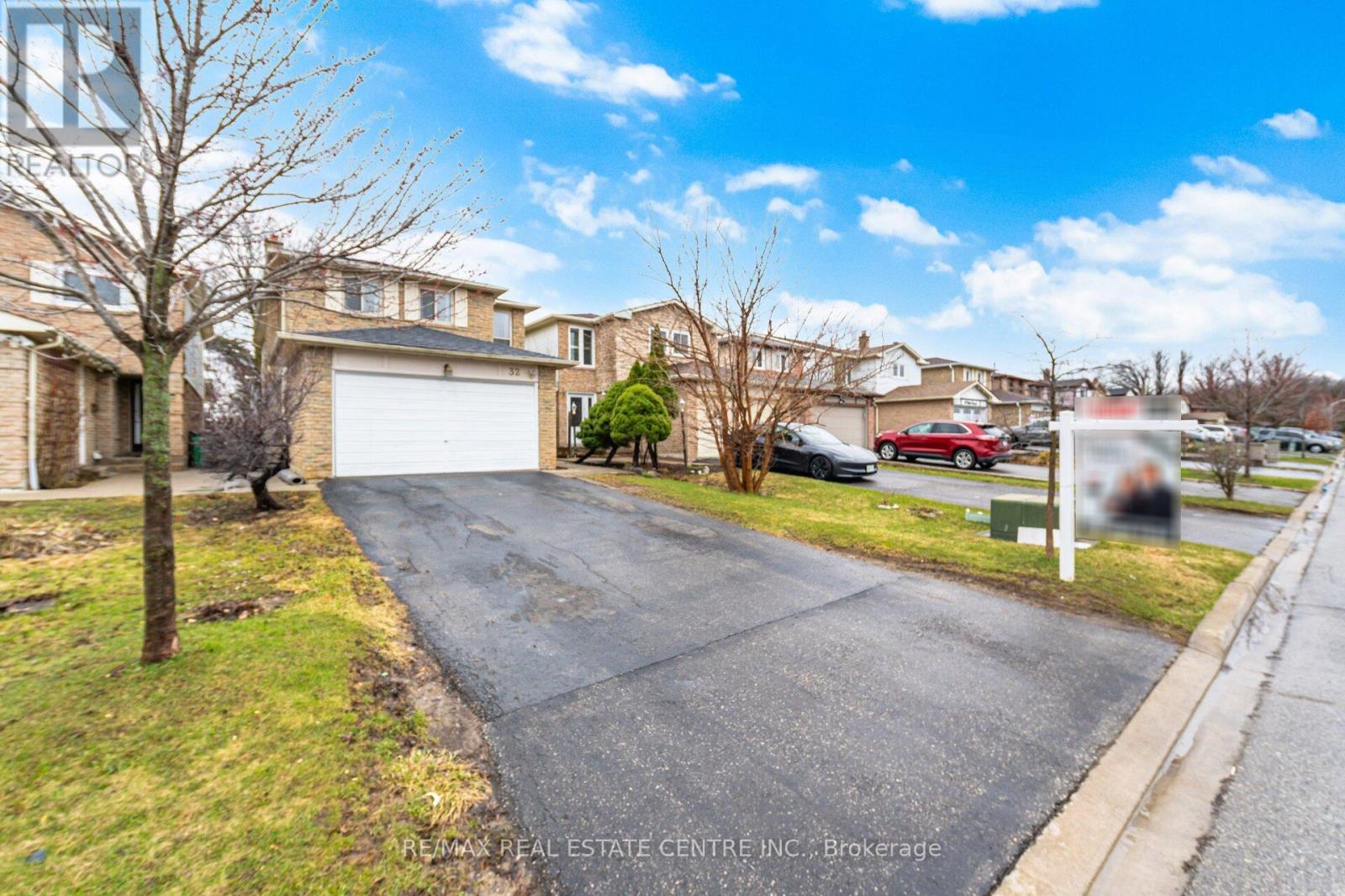 32 Dafoe Crescent, Brampton, Ontario  L6Y 2L2 - Photo 3 - W12959586