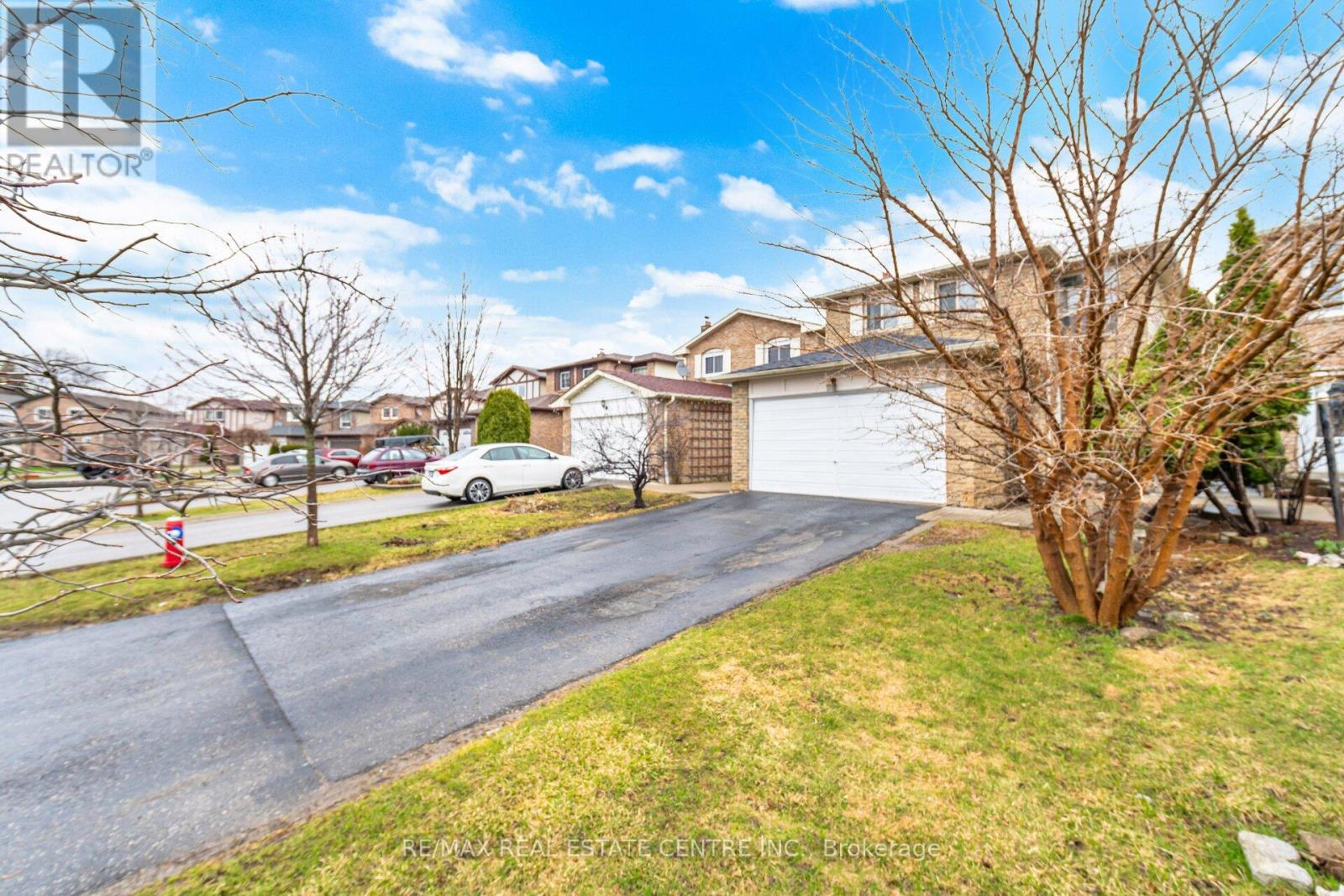 32 Dafoe Crescent, Brampton, Ontario  L6Y 2L2 - Photo 4 - W12959586