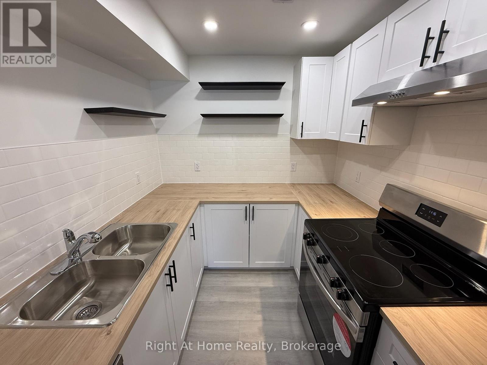 237 Benninger Drive, Kitchener, Ontario  N2E 0K1 - Photo 2 - X12959802