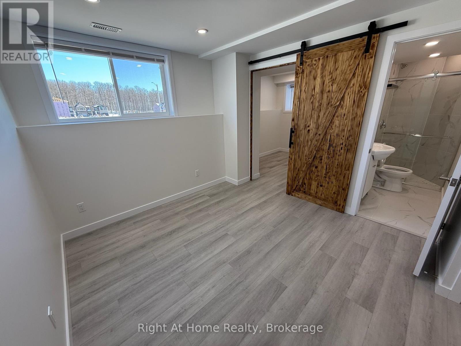 237 Benninger Drive, Kitchener, Ontario  N2E 0K1 - Photo 4 - X12959802