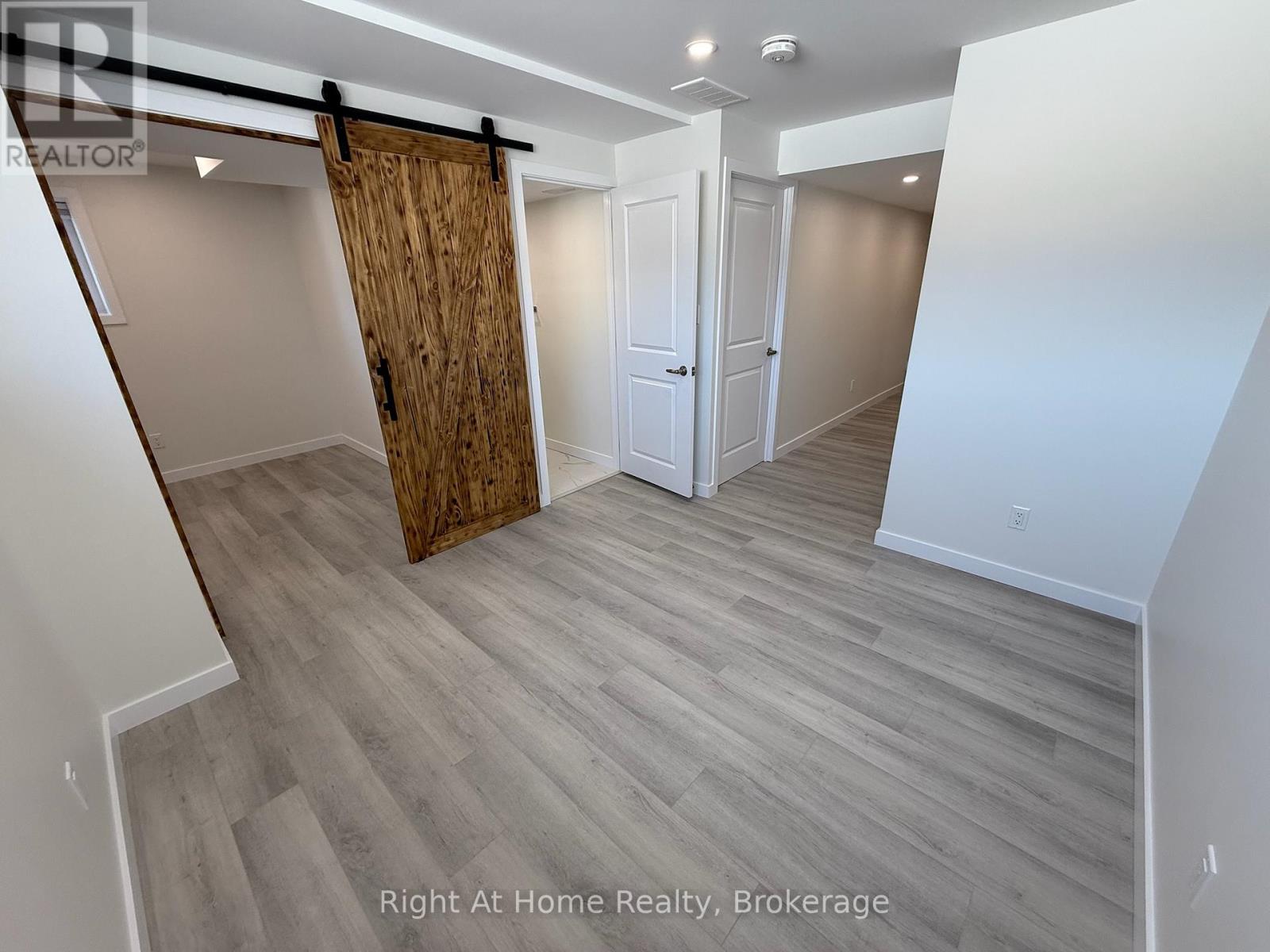 237 Benninger Drive, Kitchener, Ontario  N2E 0K1 - Photo 5 - X12959802