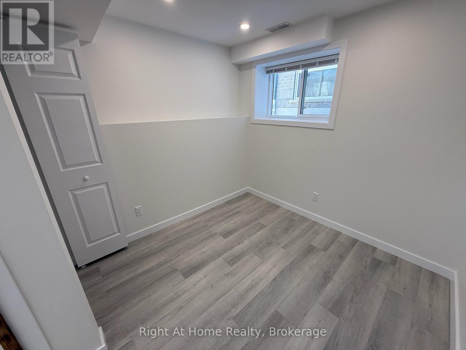 237 Benninger Drive, Kitchener, Ontario  N2E 0K1 - Photo 6 - X12959802