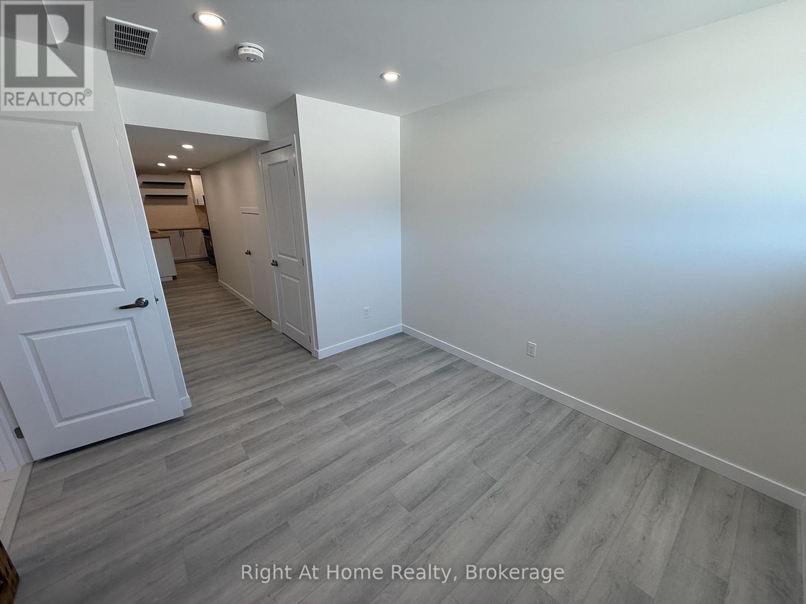 237 Benninger Drive, Kitchener, Ontario  N2E 0K1 - Photo 9 - X12959802