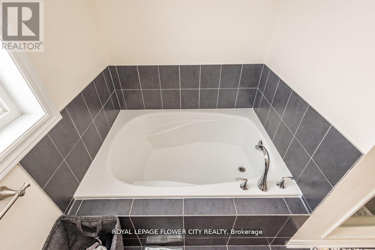 13 Ferragine Crescent, Bradford West Gwillimbury, Ontario  L3Z 2A6 - Photo 25 - N12959762