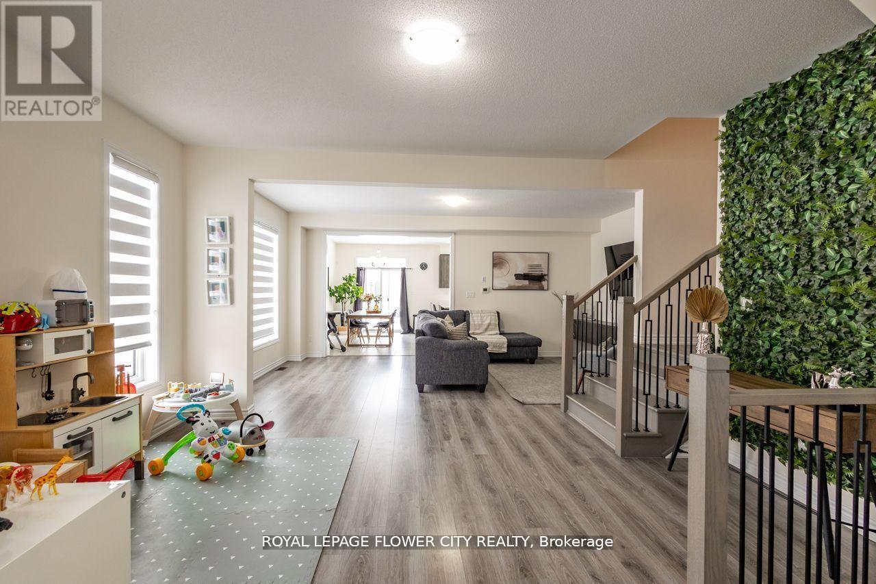 13 Ferragine Crescent, Bradford West Gwillimbury, Ontario  L3Z 2A6 - Photo 9 - N12959762