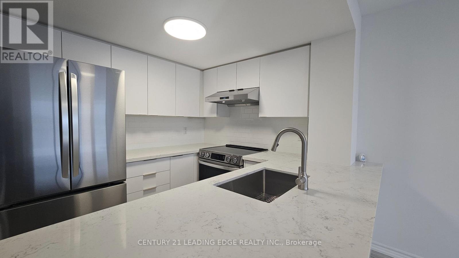 701 - 130 Pond Drive, Markham, Ontario  L3T 7W5 - Photo 7 - N12959790