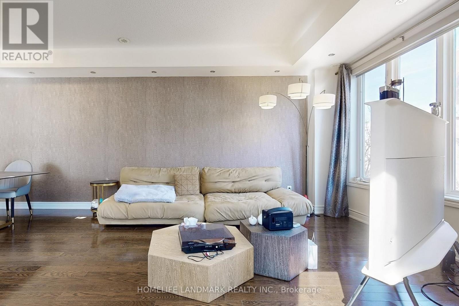 231 South Park Road, Markham, Ontario  L3T 0B6 - Photo 4 - N12959810