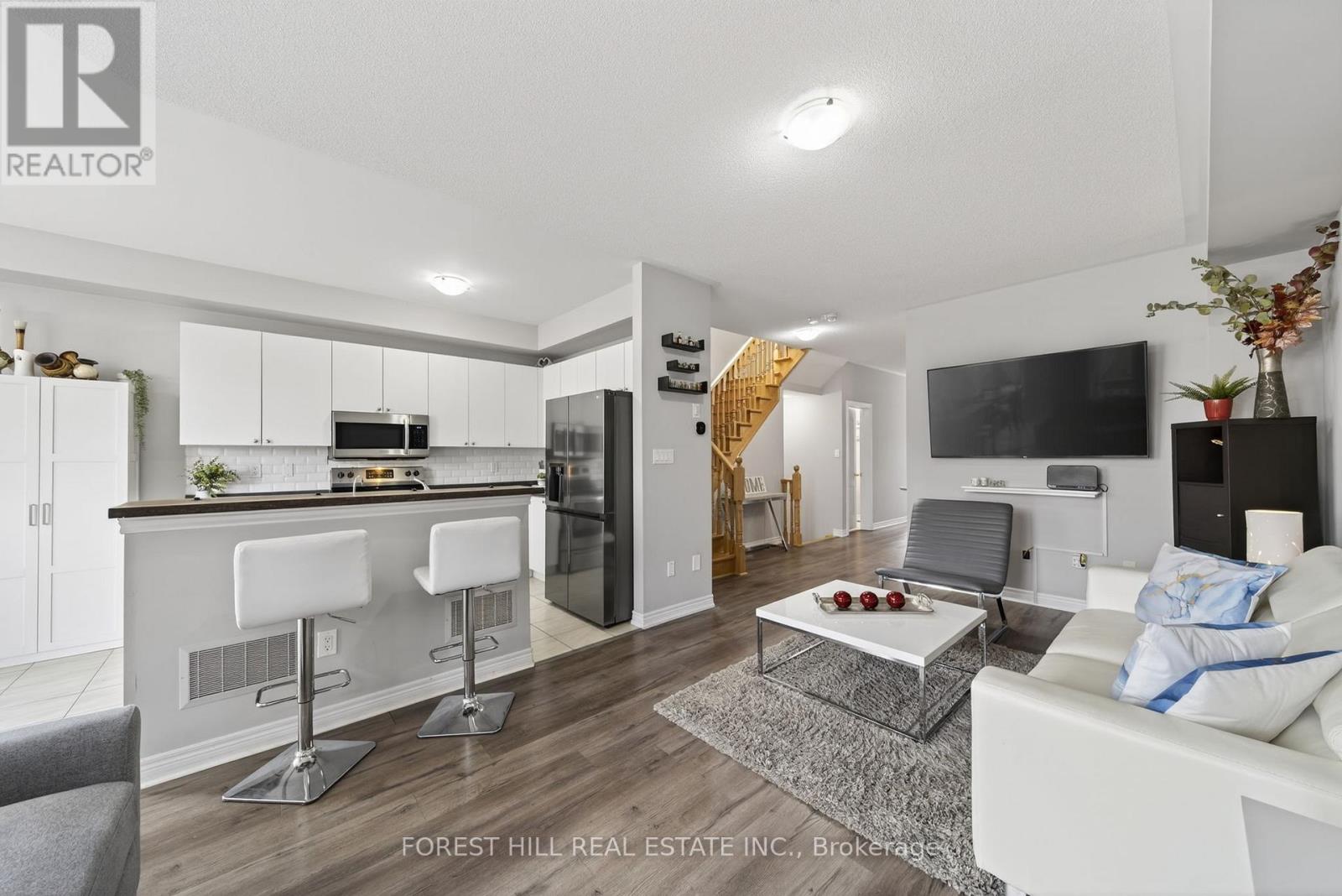 37 Greenwood Drive, Essa, Ontario  L3W 0N5 - Photo 5 - N12959824