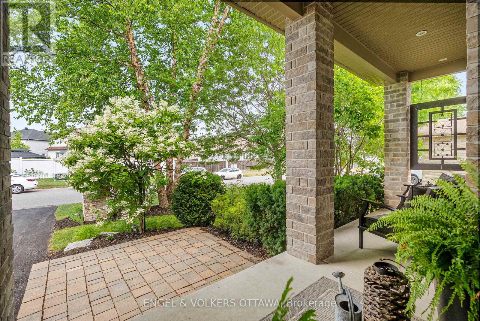 407 Landswood Way, Ottawa, Ontario  K2S 0A3 - Photo 3 - X12918316