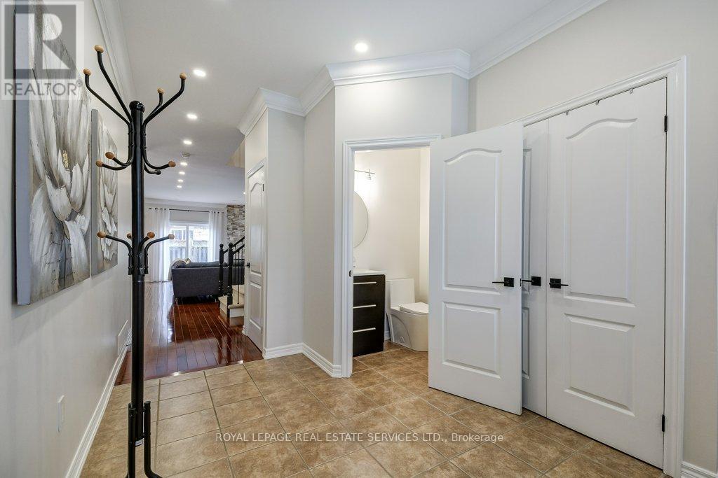 4069 Kilmer Drive, Burlington, Ontario  L7M 5A6 - Photo 4 - W12959704