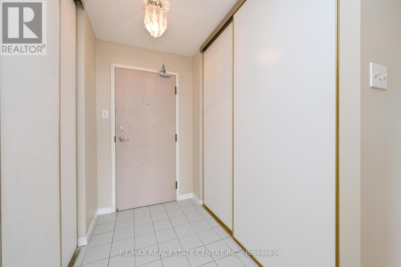 #609 - 330 Rathburn Road W, Mississauga, Ontario L5B 3Y1 - Photo 4 - W12959750