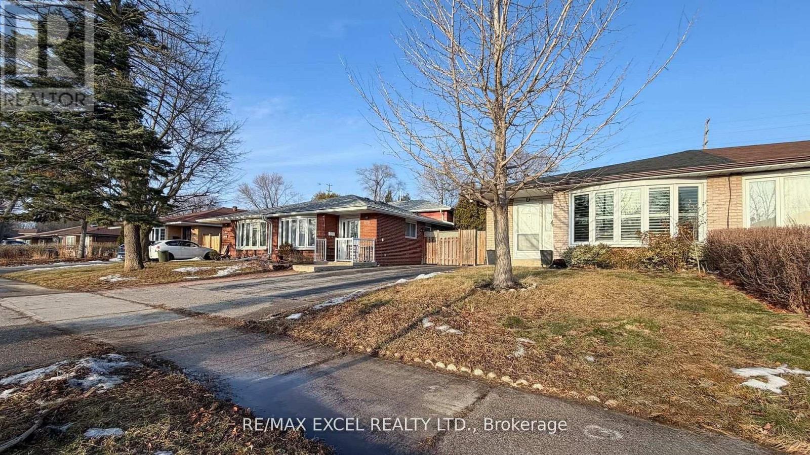 1849 Bonnymede Drive, Mississauga, Ontario  L5J 1E2 - Photo 2 - W12959844