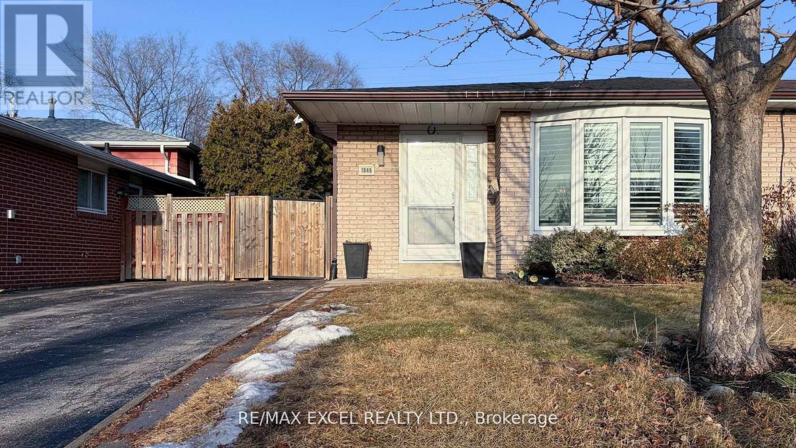 1849 Bonnymede Drive, Mississauga, Ontario  L5J 1E2 - Photo 4 - W12959844