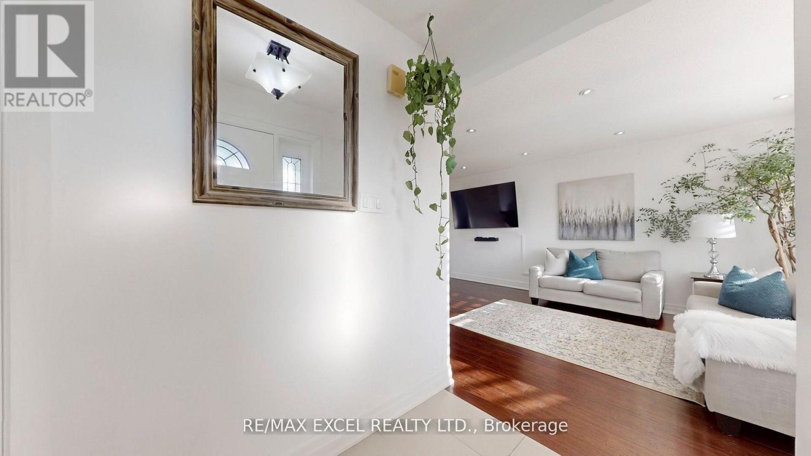 1849 Bonnymede Drive, Mississauga, Ontario  L5J 1E2 - Photo 8 - W12959844