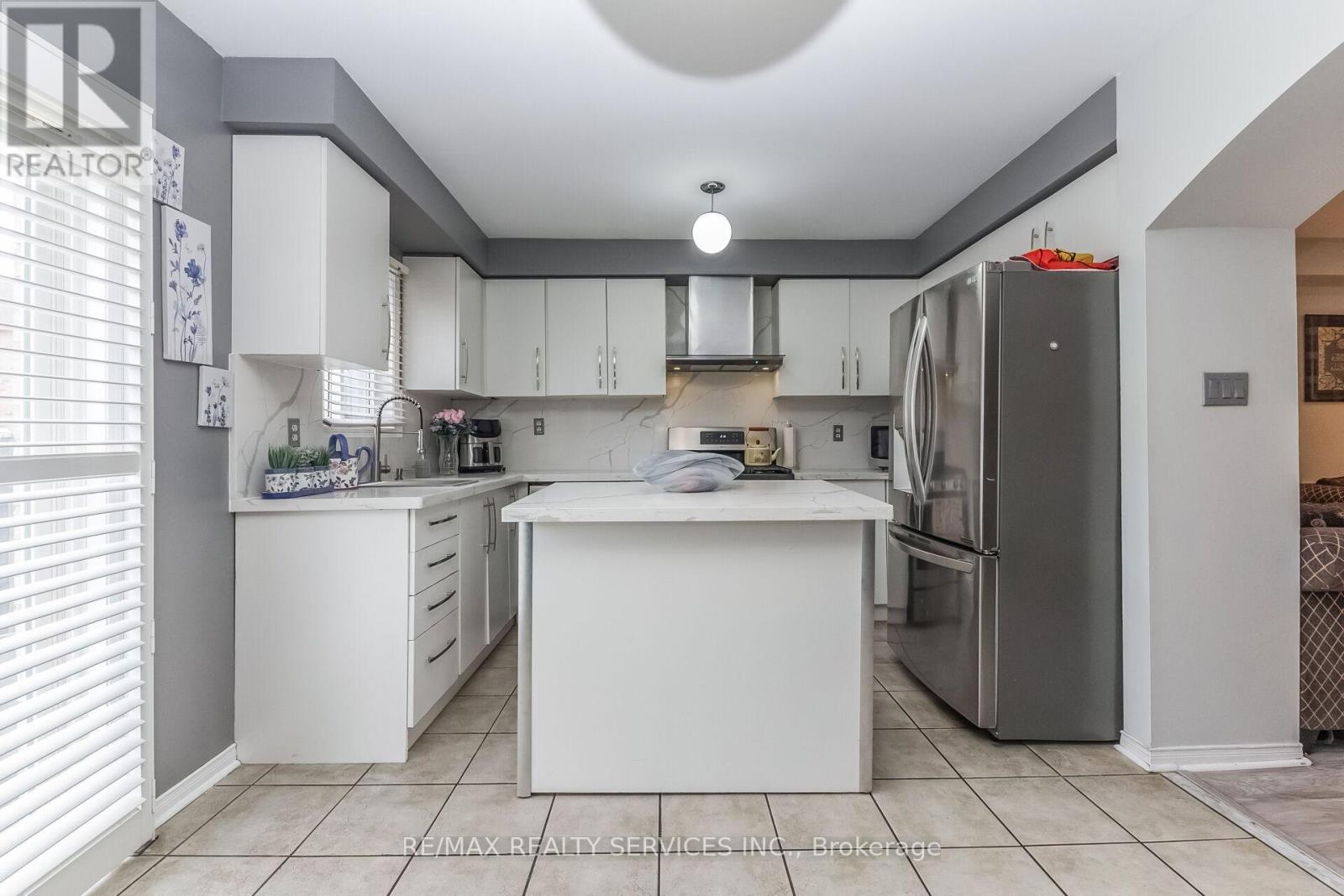 359 Edenbrook Hill Drive, Brampton, Ontario  L7A 2N4 - Photo 10 - W12959864