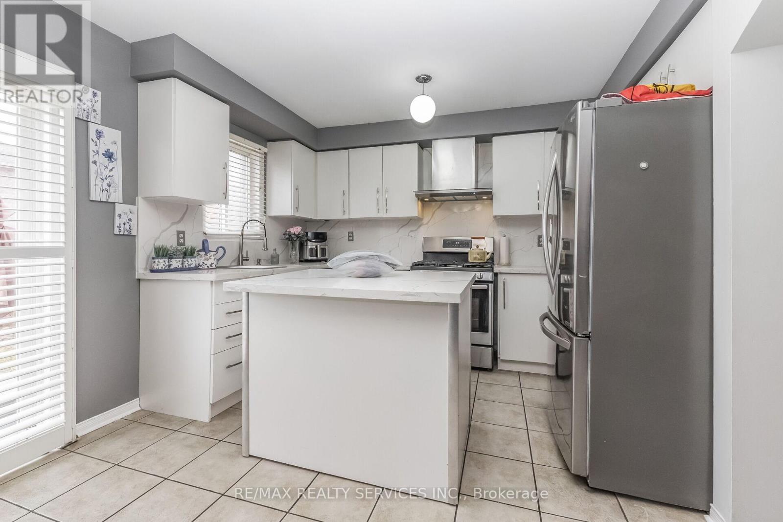 359 Edenbrook Hill Drive, Brampton, Ontario  L7A 2N4 - Photo 11 - W12959864